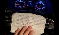 Đâm trúng xe ô tô, nam sinh lớp 8 để lại một mẩu giấy khiến nhiều người lớn đọc xong phải xấu hổ